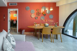 Design Apartment (Secret Garden) | In-room dining - Jacuzzi & Secret Garden in David's Village by FeelHome (Jerusalem)