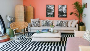 Living room - Jacuzzi & Secret Garden in David's Village by FeelHome (Jerusalem)