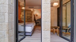 Blackout curtains, soundproofing, iron/ironing board, cots/infant beds - Jacuzzi & Secret Garden in David's Village by FeelHome (Jerusalem)