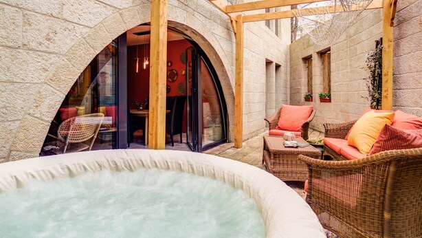 Outdoor spa tub - Jacuzzi & Secret Garden in David's Village by FeelHome (Jerusalem)