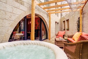 Outdoor spa tub - Jacuzzi & Secret Garden in David's Village by FeelHome (Jerusalem)