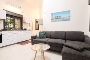 Appartement Ville, vue sur le jardin | Aire de séjour | Téléviseur à écran plat