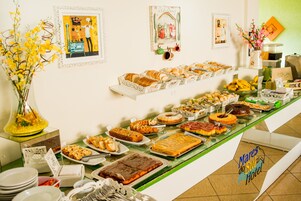Café da manhã com buffet grátis todos os dias