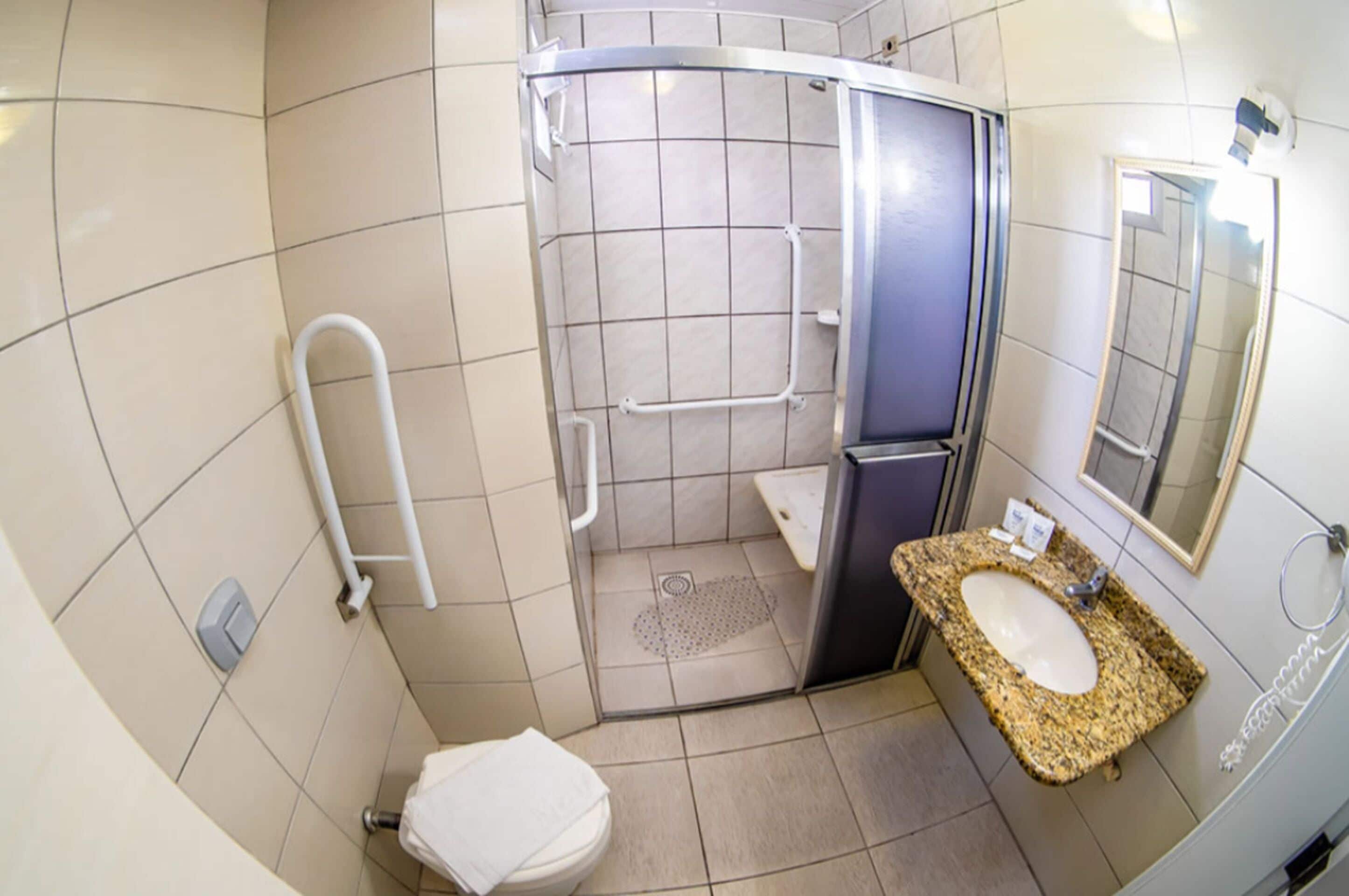 standard triplo adaptado sem ar condicionado | bathroom | shower, free toiletries, hair dryer, towels