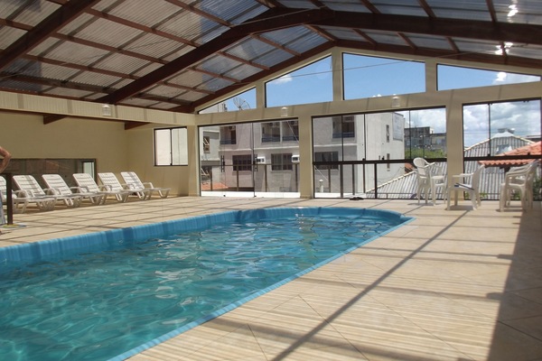 Innenpool, geöffnet von 10:00 Uhr bis 21:00 Uhr, Liegestühle