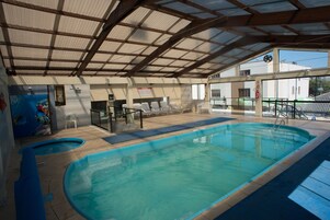 Piscina interna, funciona das 10h às 21h, espreguiçadeiras