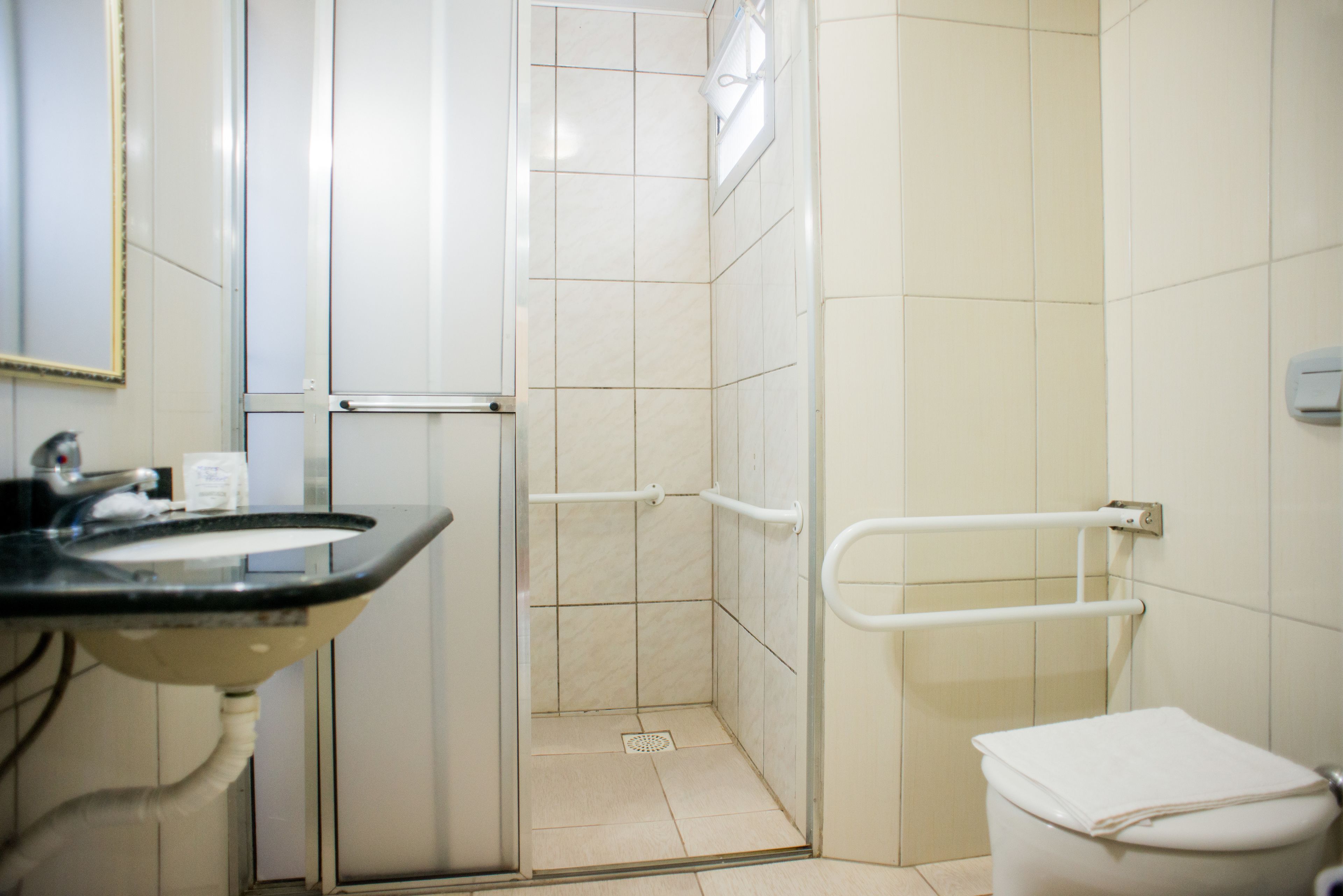 Ein Badezimmer mit Waschbecken, Toilette und Duschkabine.