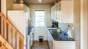 Kylskåp, spishäll, diskmaskin och kaffe- och tebryggare