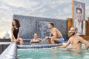 Outdoor pool, sun loungers - L´Hotel Perla Boutique (Puebla)