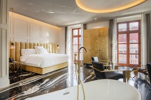 Deluxe studio suite, 1 kingsize bed, balkon, uitzicht op stad | Lakens van Egyptisch katoen, luxe beddengoed, donzen dekbedden