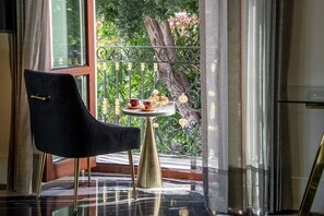 Deluxe Studio Suite, 1 King Bed, Balcony, City View | Egyptian cotton sheets, premium bedding, down comforters - L´Hotel Perla Boutique (Puebla)