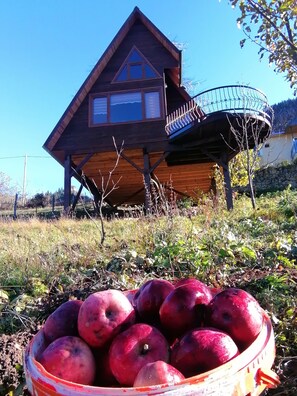 A wooden house with a balcony and a fruit basket in the foreground. - Sullu Dag Evi (Dereli)