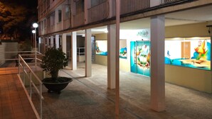 Un hôtel doté d’un espace extérieur abrité, d’un comptoir d’accueil et d’une plante en pot.