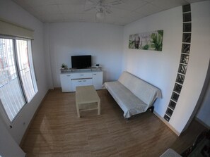 三人房 | 起居区 | 平板电视