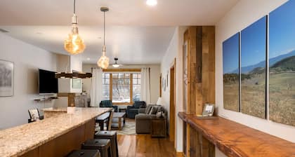 Aprés on Yampa, Pet Friendly, Downtown Property Along the Core Trail!
