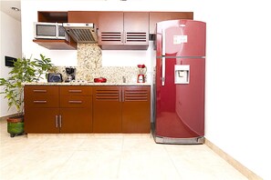 Refrigerador, microondas, parrilla de estufa y cafetera y tetera 