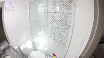 Regadera, toallas, papel de baño