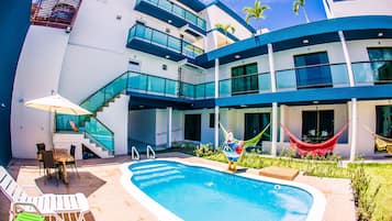 Hồ bơi ngoài trời, mở cửa từ 8:00 đến 18:00, ghế dài tắm nắng