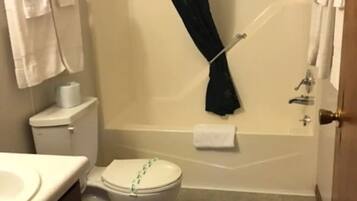 Combined shower/tub, towels
