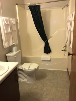 Combined shower/tub, towels - Silver Dollar City, 1 Mile - Table Rock Lake View - Woodsy - Foxfire Resort (Branson)