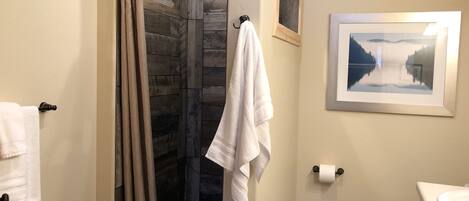 Un baño con ducha, inodoro y lavamanos.