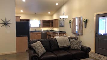 Televisio, DVD-soitin, kirjoja