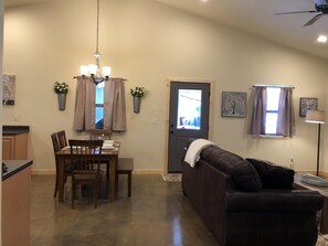 Téléviseur, lecteur de DVD, livres