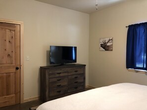 2 bedrooms, memory-foam beds, WiFi, bed sheets - Logan Cabin - Private Outdoor Hot Tub - Glacier Country Cabins and Rec, Inc. (Hungry Horse)