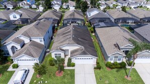 Un quartier résidentiel composé de plusieurs maisons, chacune ayant un garage et une allée.