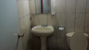 Regadera, amenidades de baño gratuitas, toallas 