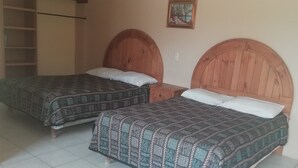 Habitación doble, 2 camas matrimoniales | Wifi gratis y ropa de cama 