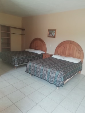 Habitación doble, 2 camas dobles | Wifi gratis y ropa de cama