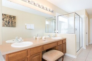 Casa, 6 quartos, piscina particular | Banheiro | Chuveiro/banheira combinados, secador de cabelo, toalhas de banho 