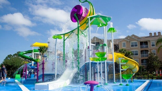 Ein Wasserpark mit mehreren Wasserrutschen und Spritzbereichen.