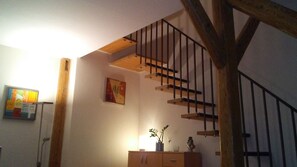 Edredón, caja de seguridad en la habitación y muebles diferentes