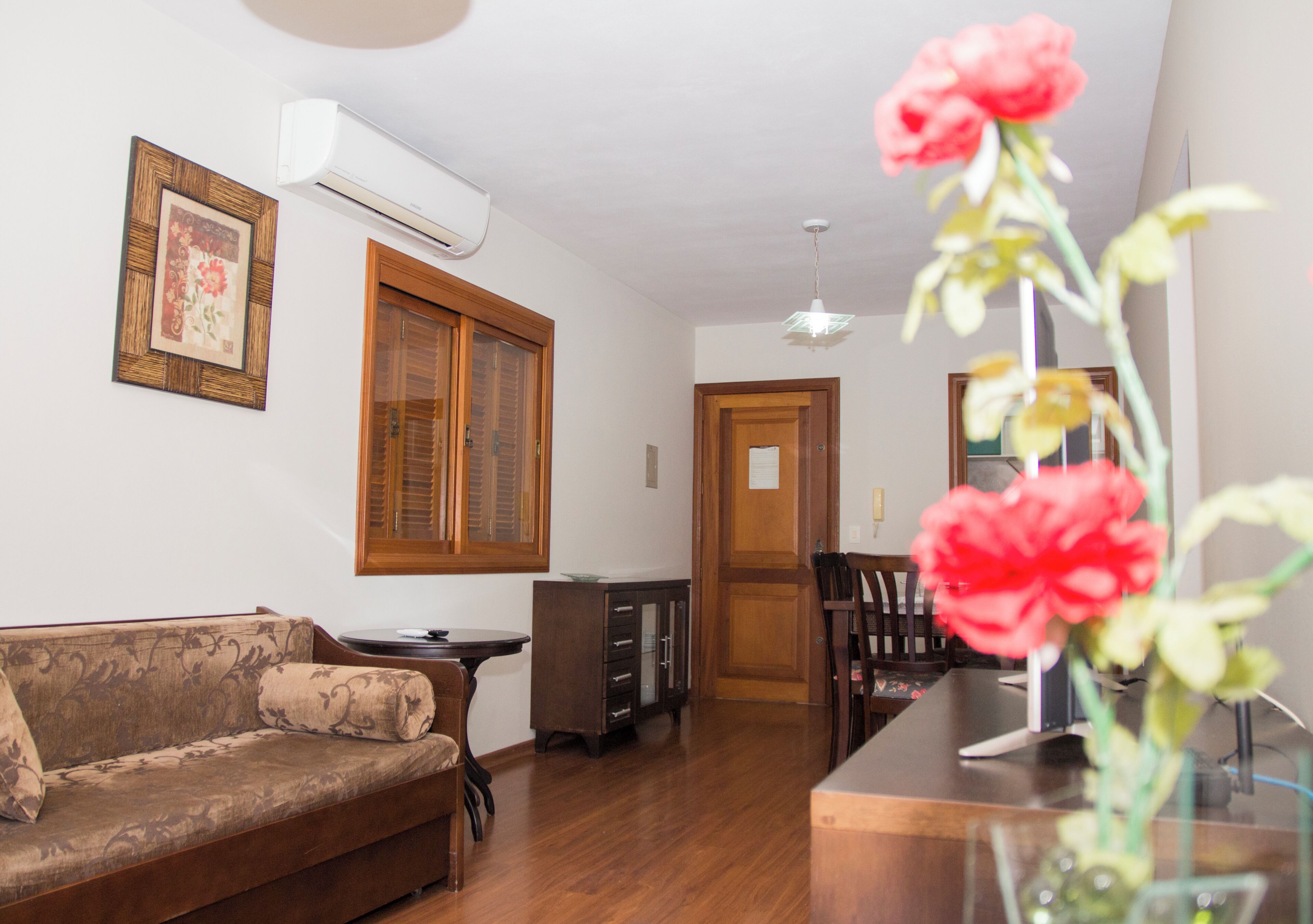 Familienapartment, Mehrere Betten, Nichtraucher, Gartenblick | Wohnbereich | LCD-Fernseher