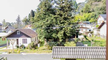 Apartamento superluxo, 1 cama Queen e sofá-cama, para não fumantes, vista para o jardim | Vista do quarto