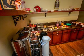 Free daily buffet breakfast  - Pousada Caminho dos Plátanos (Gramado)