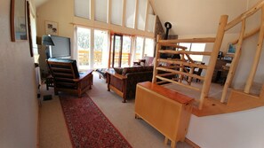 Flat-screen TV, fireplace - Finch Haven (Red River)