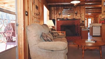 TV, perapian, dan pemutar DVD