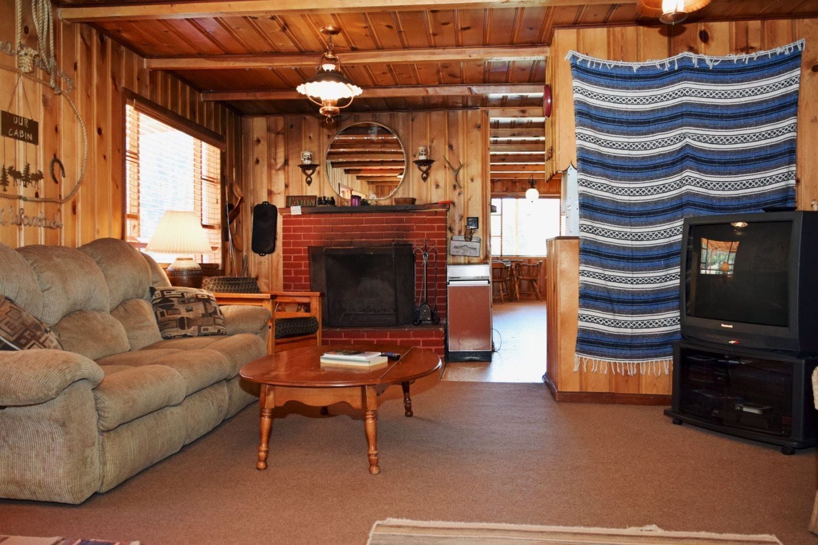 TV, perapian, dan pemutar DVD