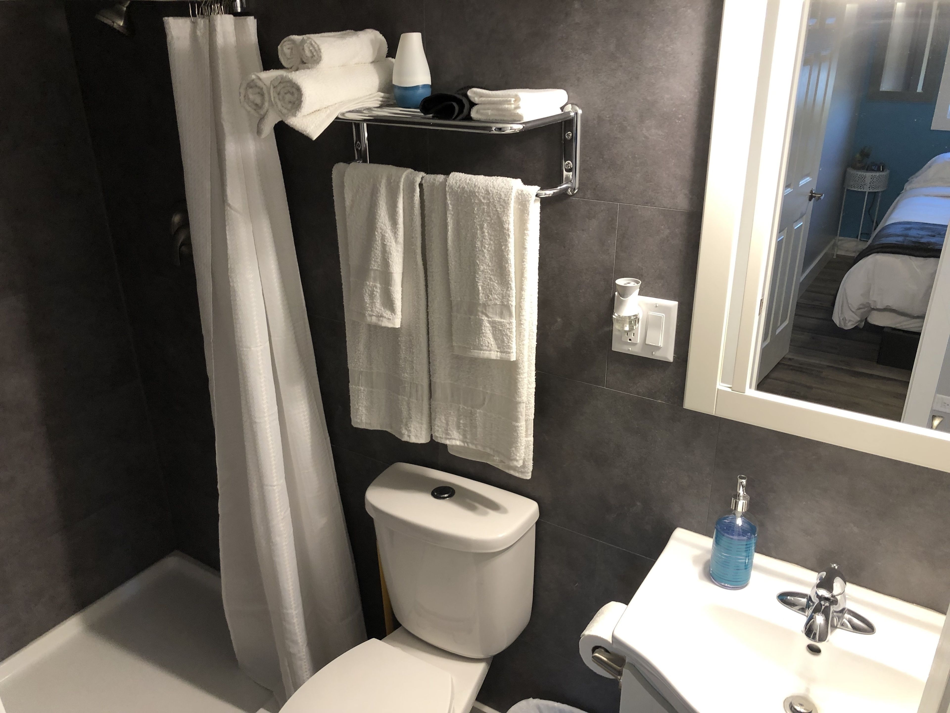 Ein Badezimmer mit Dusche, Toilette und Waschbecken.