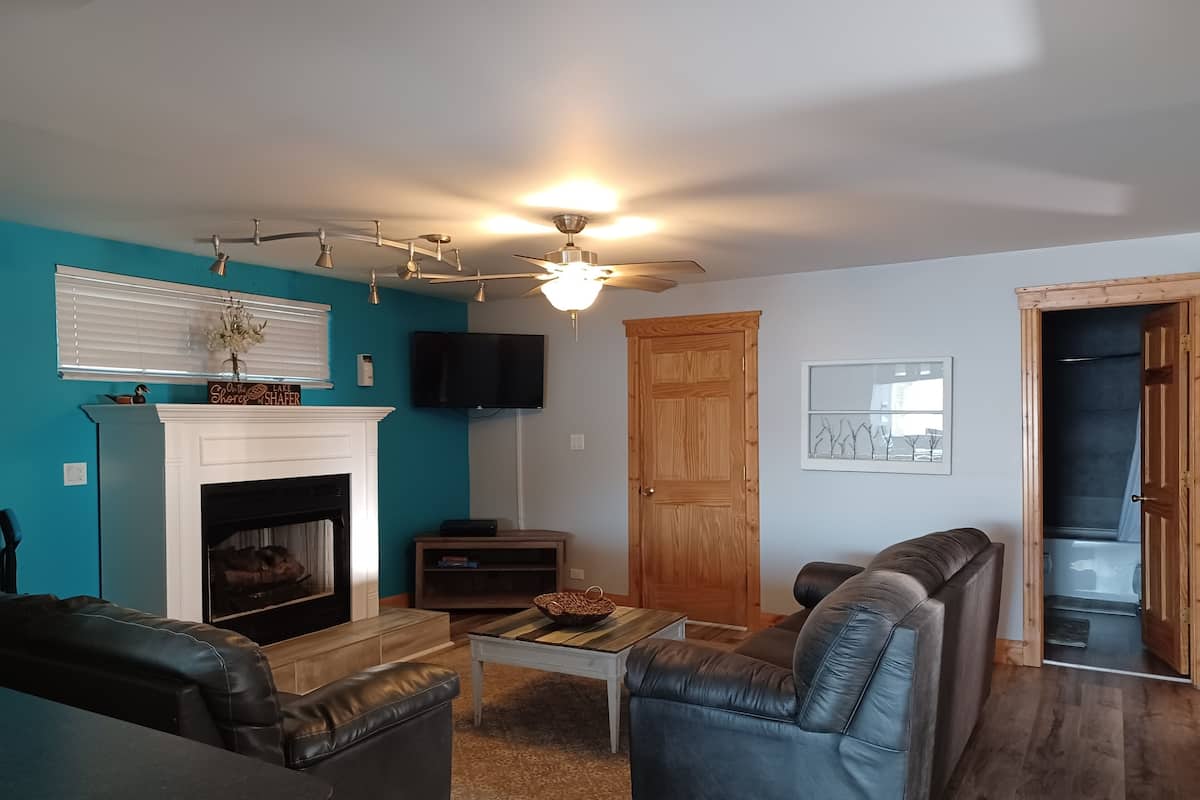 Celebrity Suite | Living area | 32-inch LED TV with satellite channels, TV