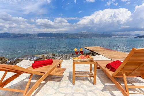 Villa Richi, villa de luxe unique avec entrée sur la plage privée et piscine intérieure