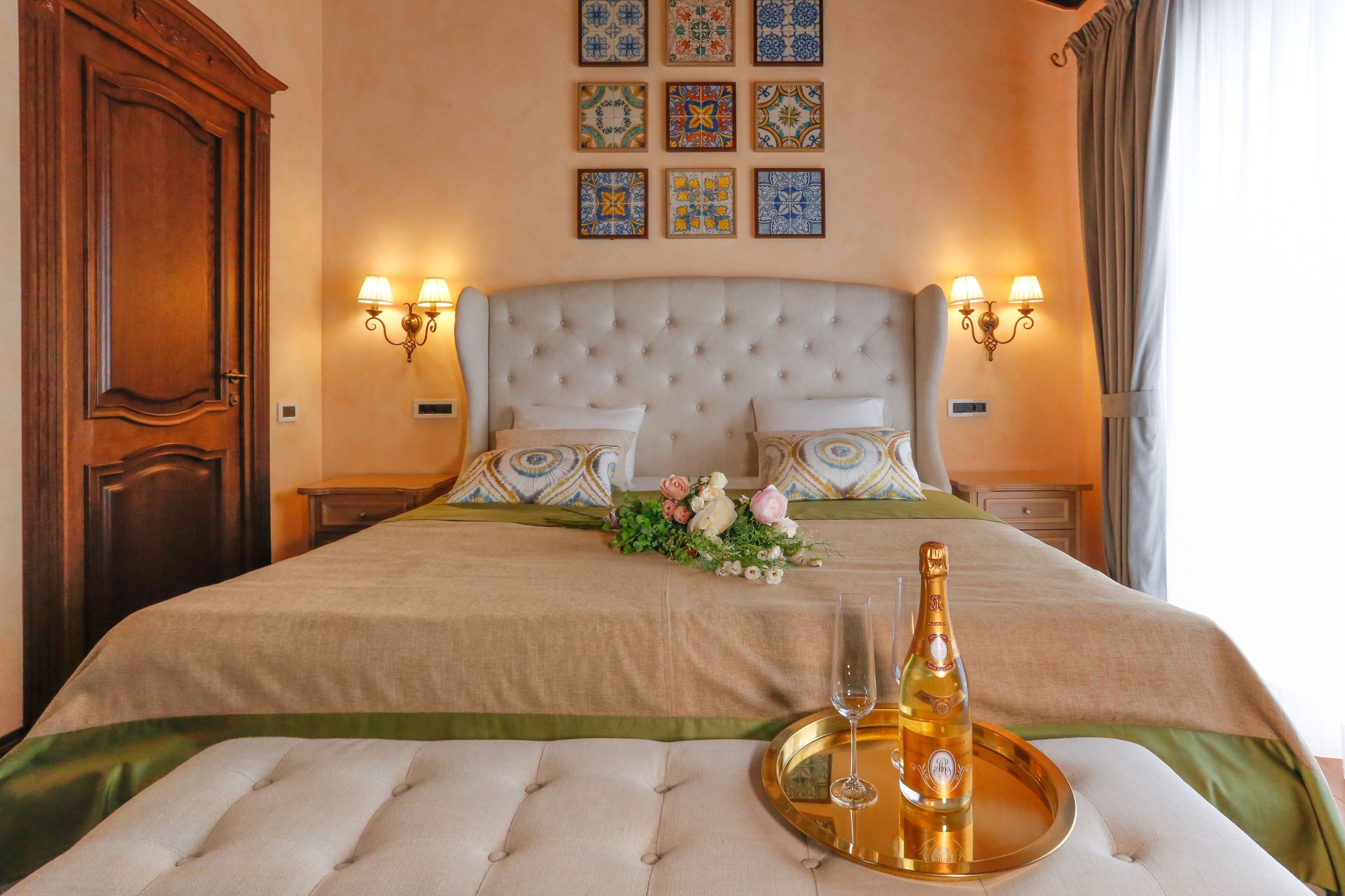 5 bedrooms, iron/ironing board, WiFi, bed sheets