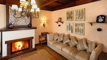 TV, fireplace, DVD player, stereo