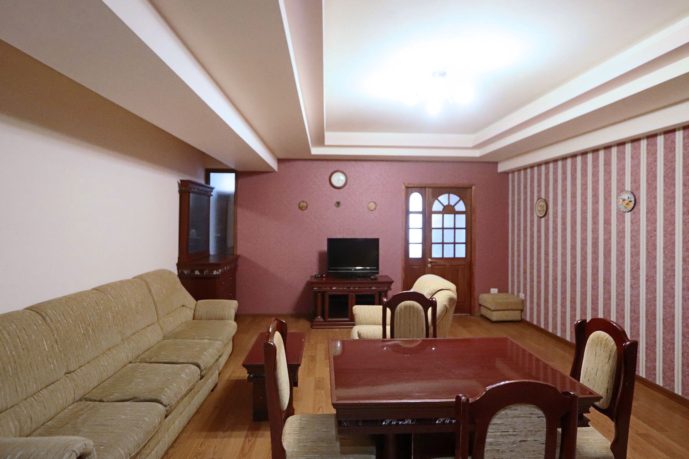 Una televisión de pantalla plana