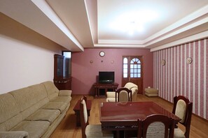 Una televisión de pantalla plana