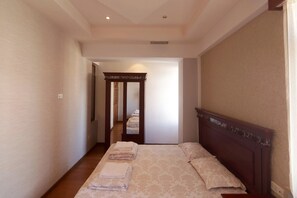 1 habitación, escritorio, tabla de planchar con plancha y wifi