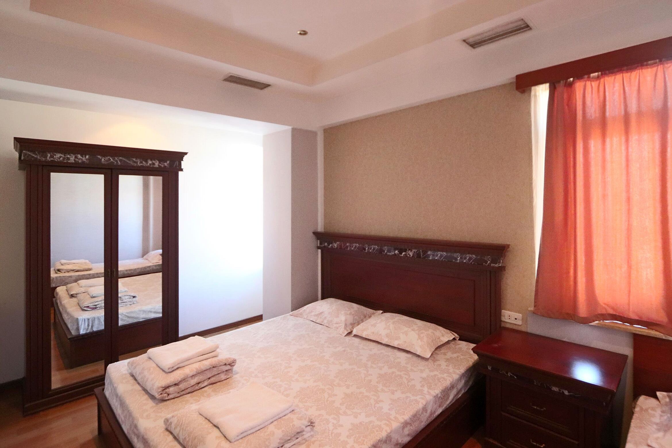 1 habitación, escritorio, tabla de planchar con plancha y wifi 